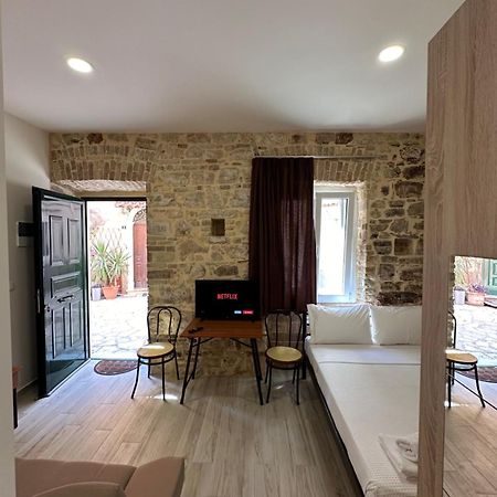 Q Apartments In Corfu Town Buitenkant foto