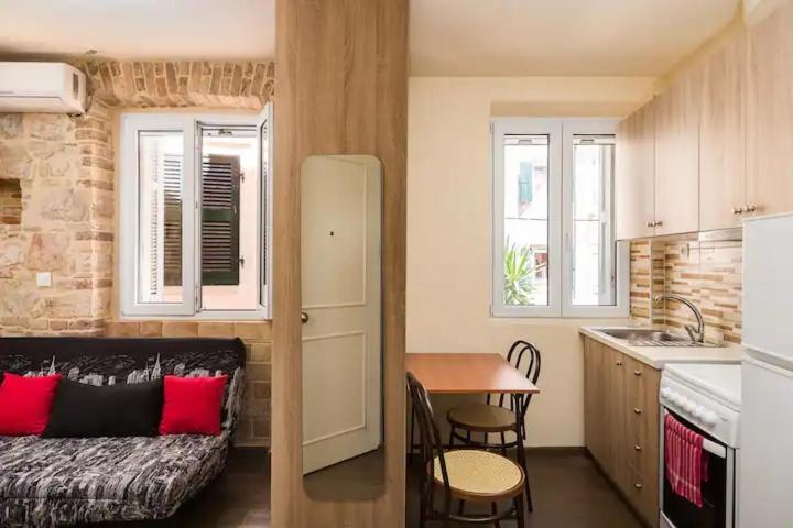 Q Apartments In Corfu Town Buitenkant foto